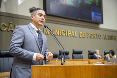 Movimentação de plenário. Na tribuna, o vereador Erick Dênil.