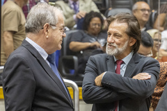 Movimentação de plenário. Na foto, os vereadores Idenir Cecchim e Aldacir Oliboni.