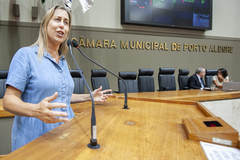 Movimentação de plenário. Na tribuna, a vereadora Fernanda Barth.