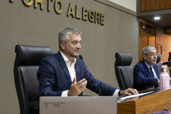 Movimentação de plenário. Na foto, vereador Ramiro Rosário preside a Reunião Conjunta das Comissões Permanentes