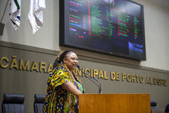 Movimentação de plenário. Na tribuna a vereadora Grazi Oliveira.