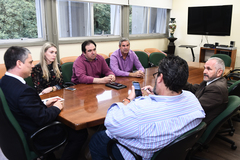 Presidente Cassio Trogildo recebe o presidente da Aiamu Juarez Tejada Franceschi. Na foto, com os vereadores Clàudio Janta, Dr. Thiago e Mauro Pinheiro