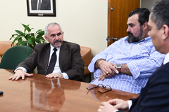 Presidente Cassio Trogildo recebe o presidente da Aiamu Juarez Tejada Franceschi (à esq.). Na foto, o vereador Claudio Janta (à dir.)