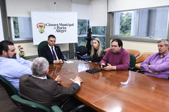 Presidente Cassio Trogildo recebe o presidente da Aiamu Juarez Tejada Franceschi. Na foto, com os vereadores Clàudio Janta, Dr. Thiago e Mauro Pinheiro