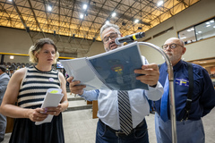 Movimentação de plenário. No microfone de apartes, o vereador Roberto Robaina.
