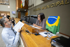 Movimentação de plenário. Na foto, a presidente Comandante Nádia e o vereador Roberto Robaina.