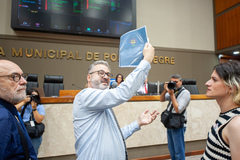 Movimentação de plenário. No microfone de apartes, o vereador Roberto Robaina.