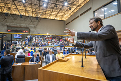 Movimentação de plenário. Na tribuna, o vereador Jonas Reis.