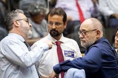 Movimentação de plenário. Na foto, os vereadores Roberto Robaina, Jonas Reis e Pedro Ruas.