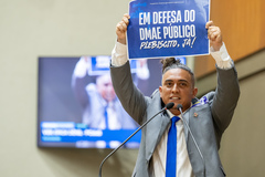 Movimentação de plenário. Na tribuna, o vereador Erick Dênil.