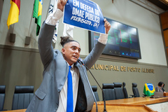 Movimentação de plenário. Na tribuna, o vereador Erick Dênil.