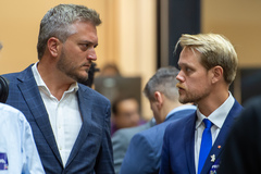 Movimentação de plenário. Na imagem os vereadores Ramiro Rosário e Alexandre Bublitz.