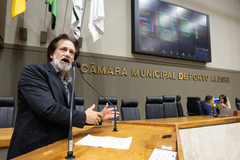 Movimentação de plenário. Na tribuna o vereador Aldacir Oliboni.