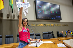 Movimentação de plenário. Na tribuna a vereadora Juliana de Souza.