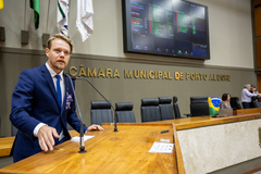 Movimentação de plenário. Na tribuna o vereador Alexandre Bublitz.