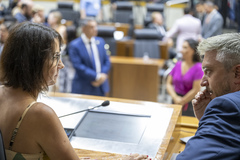 Movimentação de plenário. Na foto, a presidente da Câmara Comandante Nádia e o vereador Ramiro Rosário.