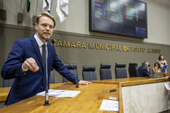 Movimentação de plenário. Na tribuna, o vereador Alexrandre Bublitz.