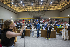 Movimentação de Plenário. No microfone de apartes a vereadora Natasha Ferreira.