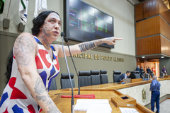Movimentação de Plenário. Na tribuna, a vereadora Atena Roveda.