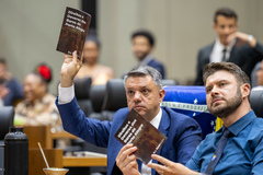 Movimentação de Plenário. Na imagem os vereadores Coronel Ustra e Jessé  Sangalli.