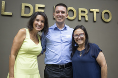 Movimentação de plenário. Na foto, a presidente Comandante Nádia cumprimenta o vereador de Passo Fundo Felipe Manfroi, acompanhado de sua colega de partido, a vereadora Cláudia Araújo.