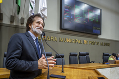 Movimentação de plenário. Na tribuna, o vereador Aldacir Oliboni.