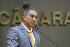 Movimentação de plenário. Na tribuna, o vereador Erick Dênil.