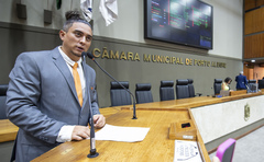 Movimentação de plenário. Na tribuna, o vereador Erick Dênil.