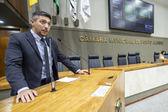 Movimentação de plenário. Na tribuna, o vereador Marcos Felipi.