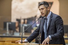 Movimentação de plenário. Na tribuna, o vereador Marcos Felipi.