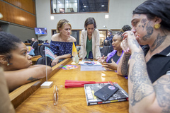 Movimentação de plenário. Na foto, as vereadoras Karen Santos, Natasha Ferreira, Juliana de Souza, Grazi Oliveira e Atena Roveda.
