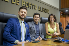 Movimentação de plenário. Vereador Filipe Gil, de Alvorada, é recebido pela presidente Comandante Nádia e pelo vereador Jessé Sangalli em visita ao plenário.