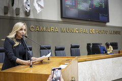 Movimentação de plenário. Na tribuna a vereadora Vera Armando.