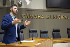 Movimentação de plenário. Na tribuna o vereador Jessé Sangalli.