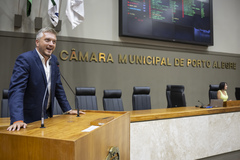 Movimentação de plenário. Na tribuna o vereador Ramiro Rosário.
