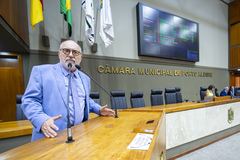 Movimentação de plenário. Na tribuna o vereador Pedro Ruas.
