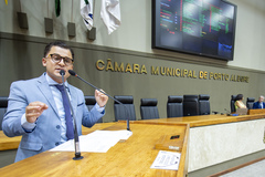 Movimentação de plenário. Na tribuna o vereador Giovani Culau e Coletivo.