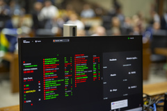 Movimentação de Plenário. Painel com o resultado final da votação de PL  que proibe publicidade oficial em veículos condenados por propagar Fake News.