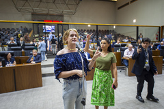 Movimentação de Plenário. No microfone de apartes a vereadora Natasha Ferreira.