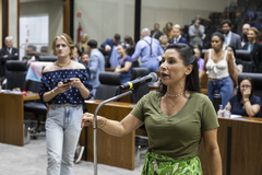 Movimentação de plenário. Na foto, vereadora Mariana Lescano (ao microfone)