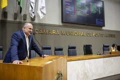 Movimentação de Plenário. Na tribuna o vereador Gilvani o Gringo.