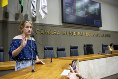 Movimentação de Plenário. Na tribuna a vereadora Natasha Ferreira.
