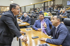 Movimentação de Plenário. Na foto, os vereadores Hamilton Sossmeier, Marcelo Bernardi e Moisés Barboza.