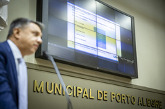 Movimentação de Plenário. Na tribuna, o vereador Coronel Ustra