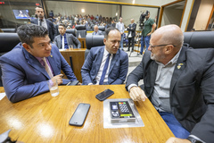 Movimentação de Plenário. Na foto os vereadores Marcelo Bernardi, Moisés Barboza e Gilson Padeiro.
