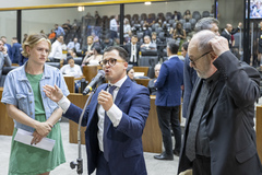 Movimentação de Plenário. Na foto, a vereadora Natasha Ferreira e os vereadoras Giovani Culau e Coletivo e Pedro Ruas