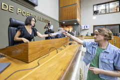 Movimentação de Plenário. Na foto, a vereadora Natasha Ferreira e a presidente Comandante Nádia