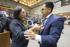 Movimentação de Plenário. Na foto, a vereadora Cláudia Araújo e o vereador Giovani Culau e Coletivo.