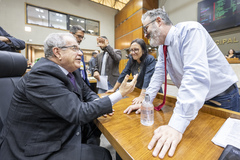 Movimentação de Plenário. Na foto, a vereadora Cláudia Araújo e os vereadores Idenir Cecchim e Roberto Robaina.