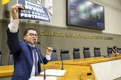 Movimentação de Plenário. Na tribuna o vereador Giovani Culau e Coletivo.